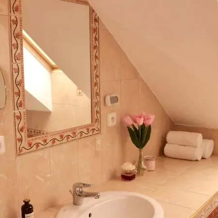 Chata Entire 2nd Floor Of With 3bedroom With Large Garden,bbq,pool,sauna,free Parking