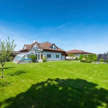 Entire 2nd Floor Of With 3bedroom With Large Garden,bbq,pool,sauna,free Parking Chata Popovičky