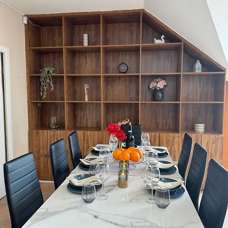 Chata Entire 2nd Floor Of With 3bedroom With Large Garden,bbq,pool,sauna,free Parking