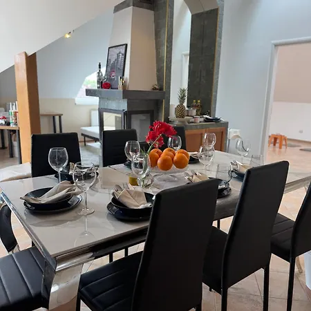 Entire 2nd Floor Of With 3bedroom With Large Garden,bbq,pool,sauna,free Parking Chata