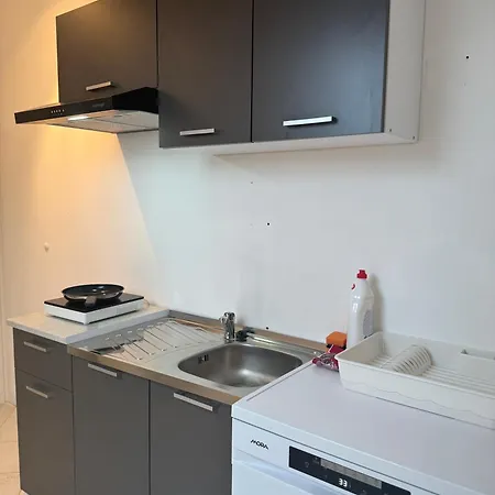 Chata Entire 2nd Floor Of With 3bedroom With Large Garden,bbq,pool,sauna,free Parking