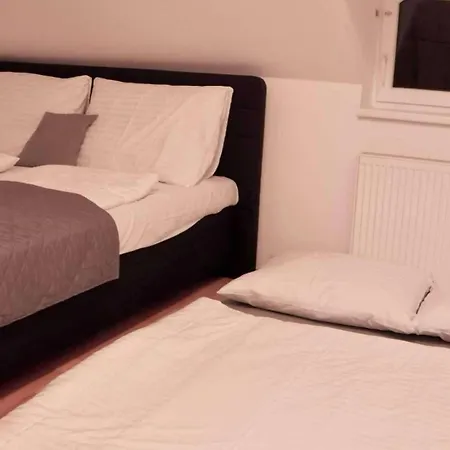 Chata Entire 2nd Floor Of With 3bedroom With Large Garden,bbq,pool,sauna,free Parking